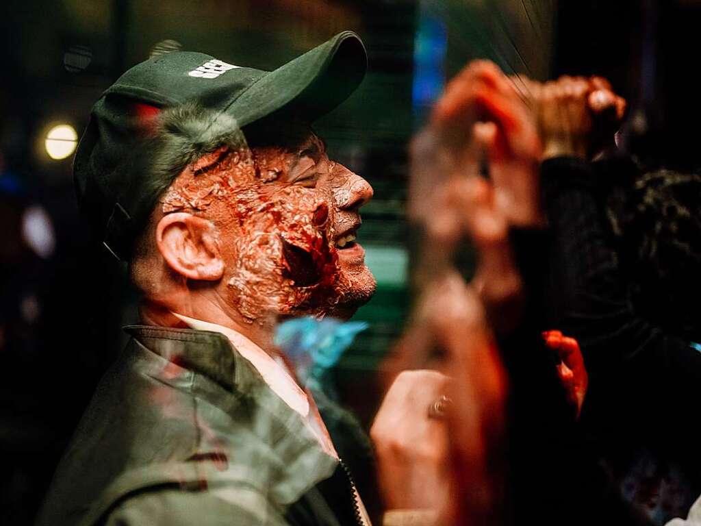 Die Zombies waren am Samstag vor Halloween in Basel los und schlurften vom Gundeli zum Theaterplatz.