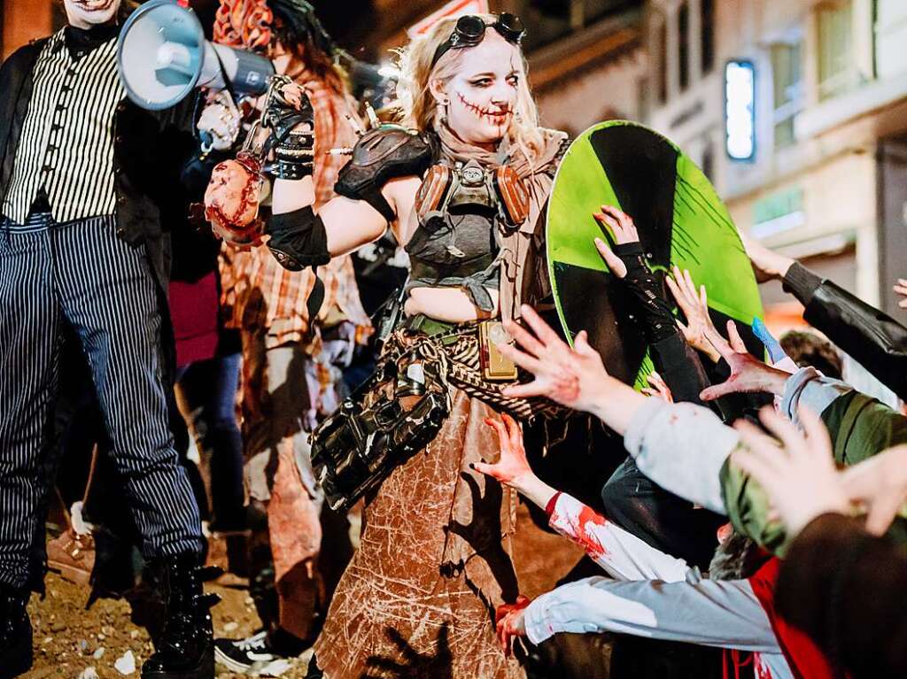 Die Zombies waren am Samstag vor Halloween in Basel los und schlurften vom Gundeli zum Theaterplatz.