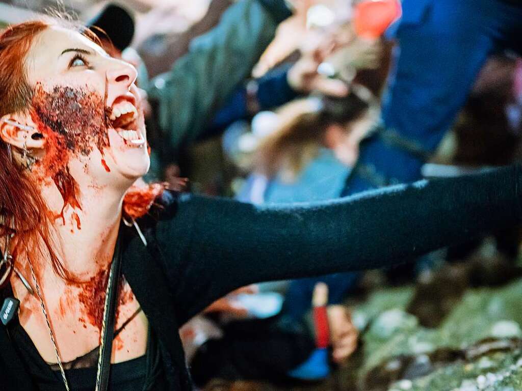 Die Zombies waren am Samstag vor Halloween in Basel los und schlurften vom Gundeli zum Theaterplatz.