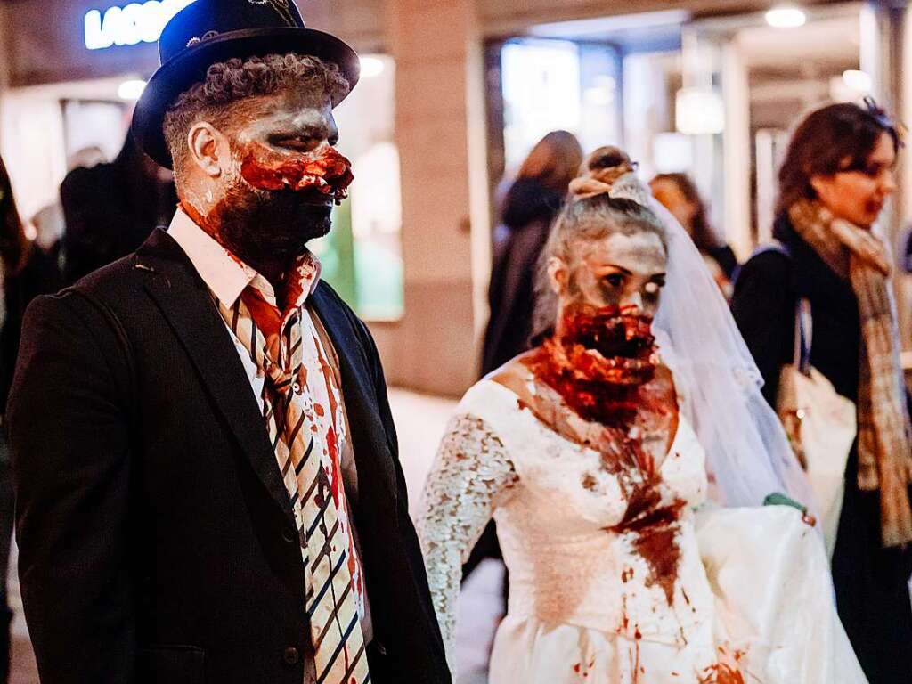 Die Zombies waren am Samstag vor Halloween in Basel los und schlurften vom Gundeli zum Theaterplatz.