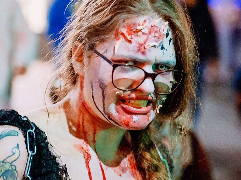 Die Zombies waren am Samstag vor Halloween in Basel los und schlurften vom Gundeli zum Theaterplatz.