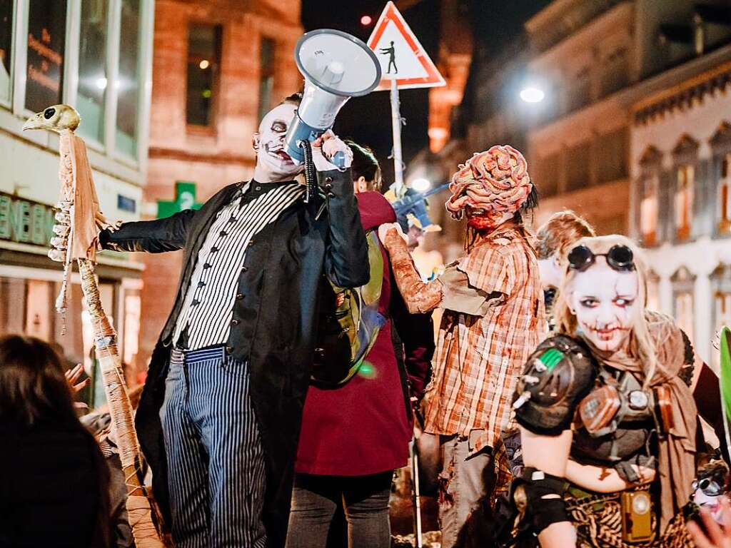 Die Zombies waren am Samstag vor Halloween in Basel los und schlurften vom Gundeli zum Theaterplatz.