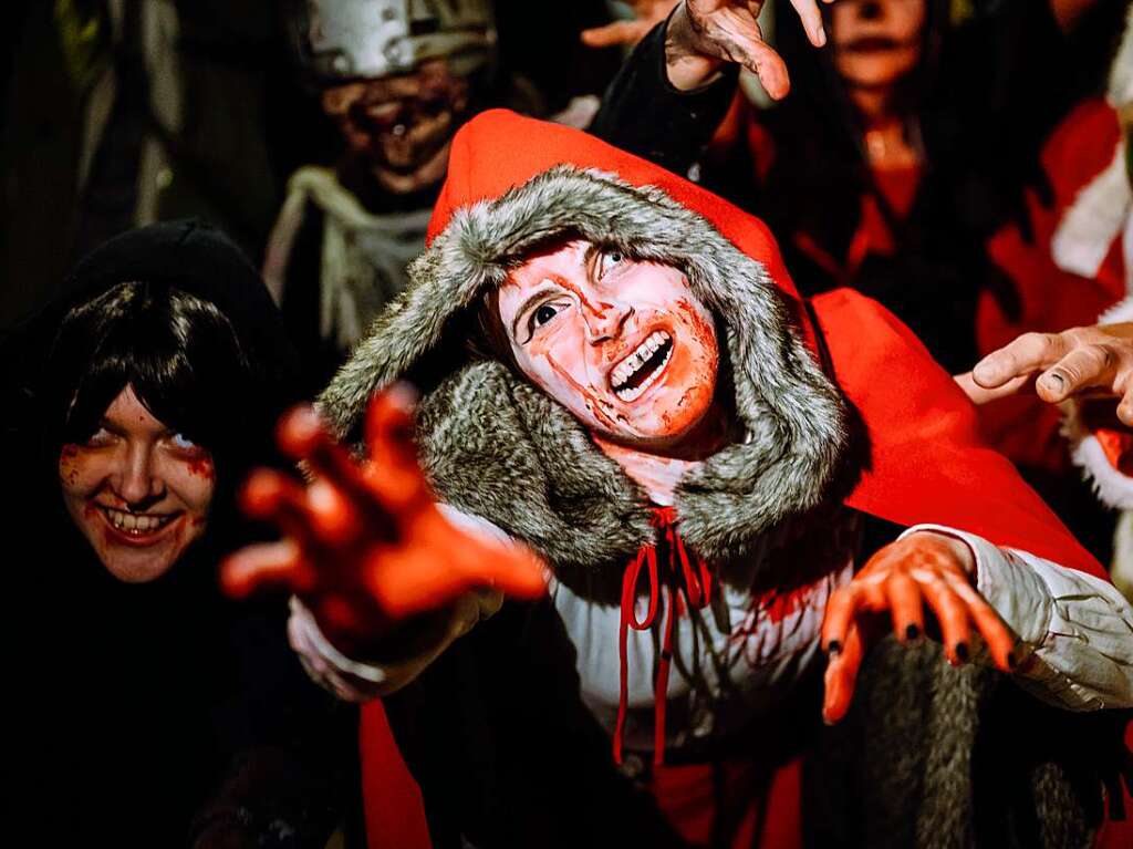 Die Zombies waren am Samstag vor Halloween in Basel los und schlurften vom Gundeli zum Theaterplatz.