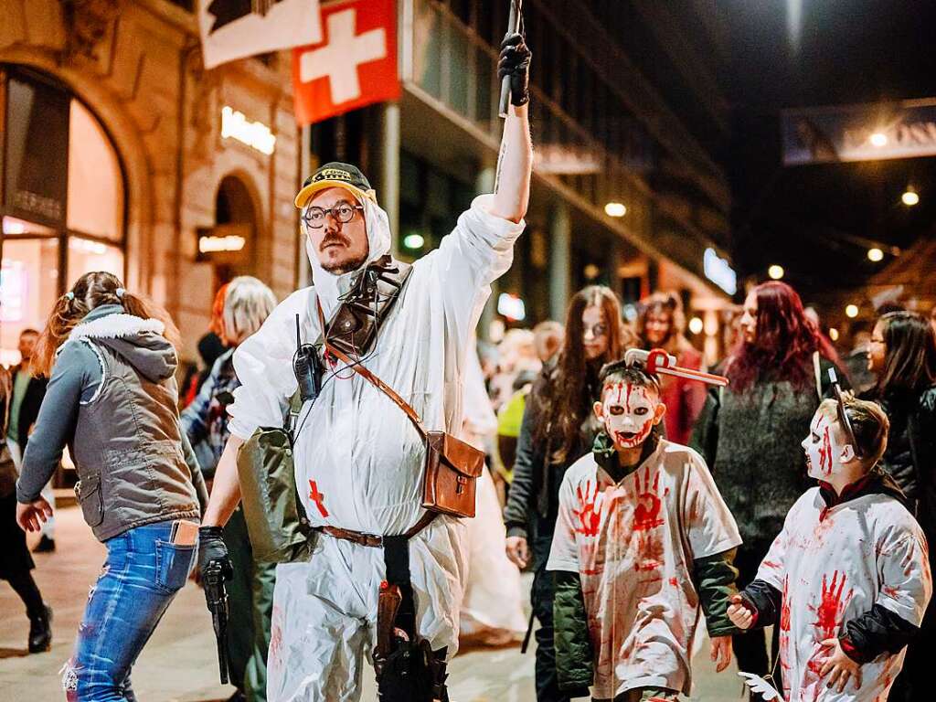 Die Zombies waren am Samstag vor Halloween in Basel los und schlurften vom Gundeli zum Theaterplatz.