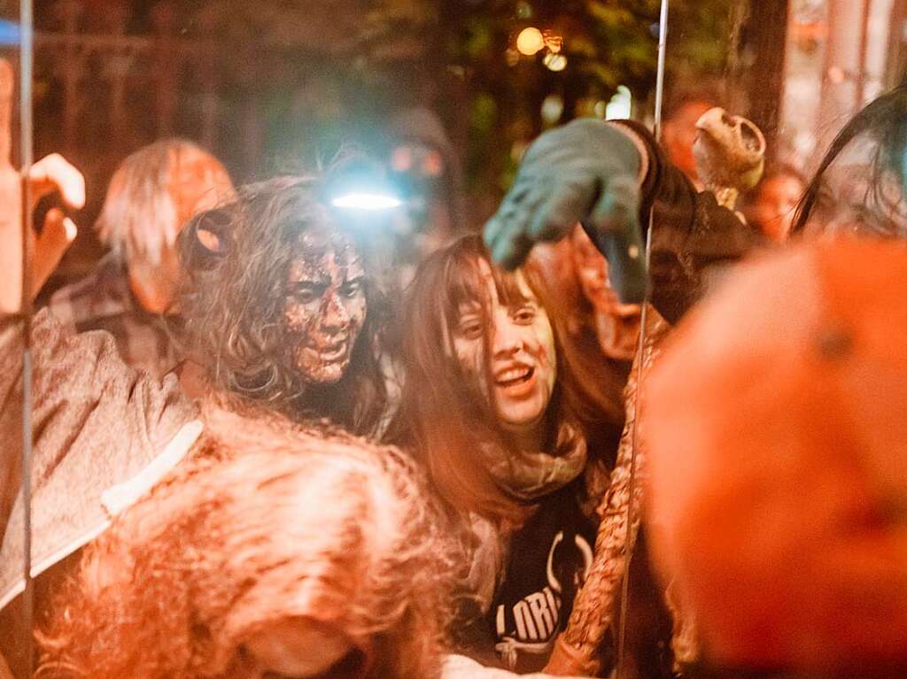 Die Zombies waren am Samstag vor Halloween in Basel los und schlurften vom Gundeli zum Theaterplatz.