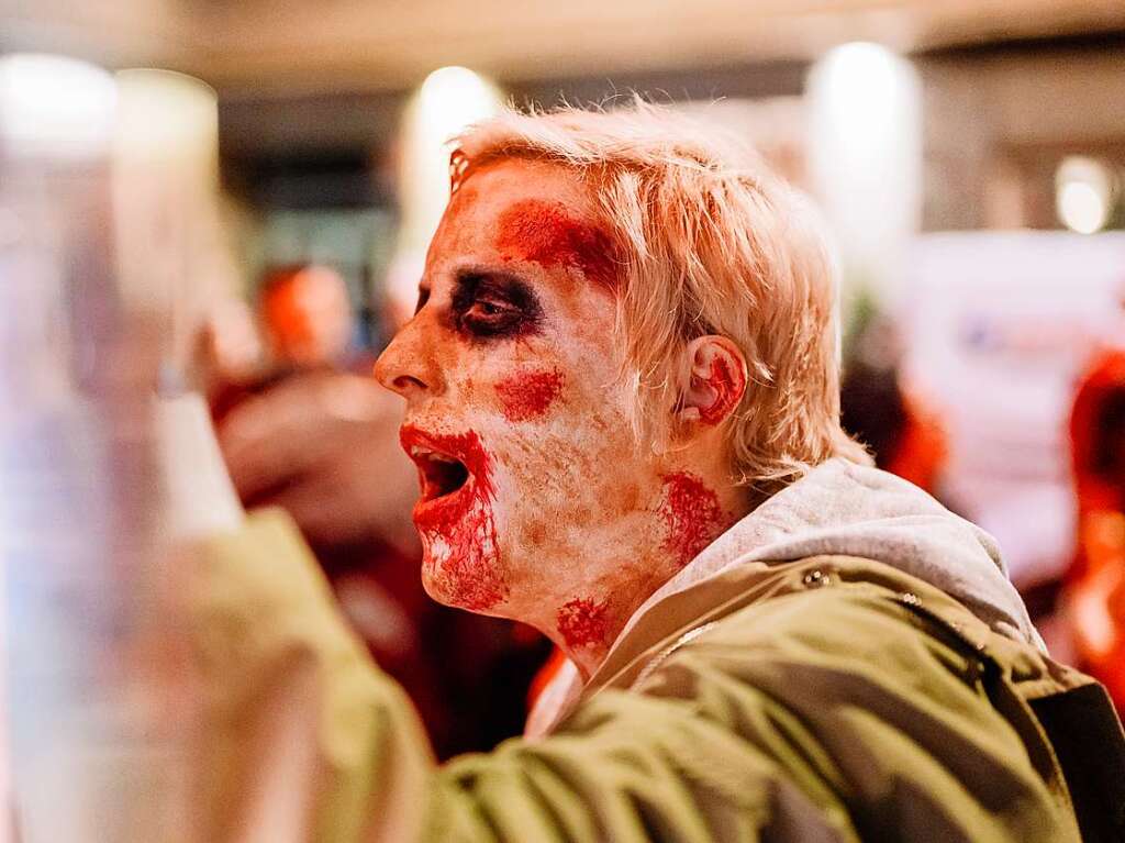 Die Zombies waren am Samstag vor Halloween in Basel los und schlurften vom Gundeli zum Theaterplatz.