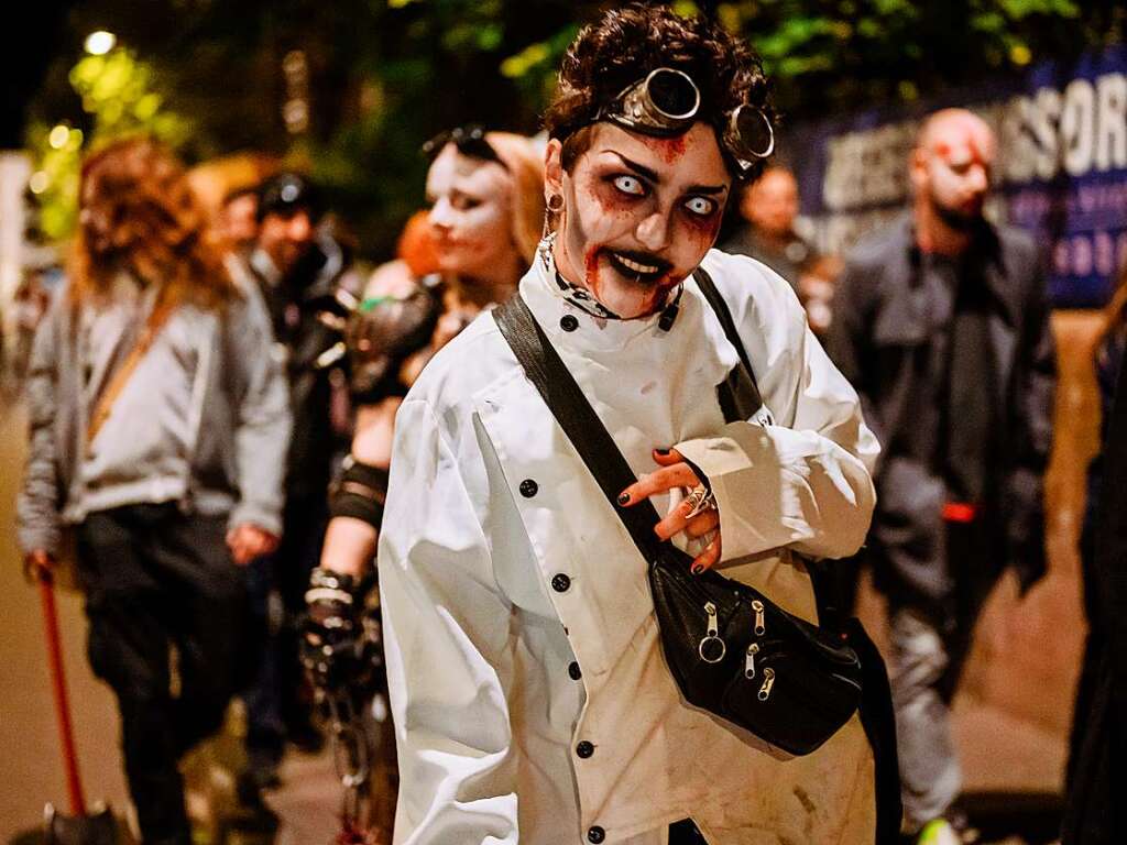 Die Zombies waren am Samstag vor Halloween in Basel los und schlurften vom Gundeli zum Theaterplatz.