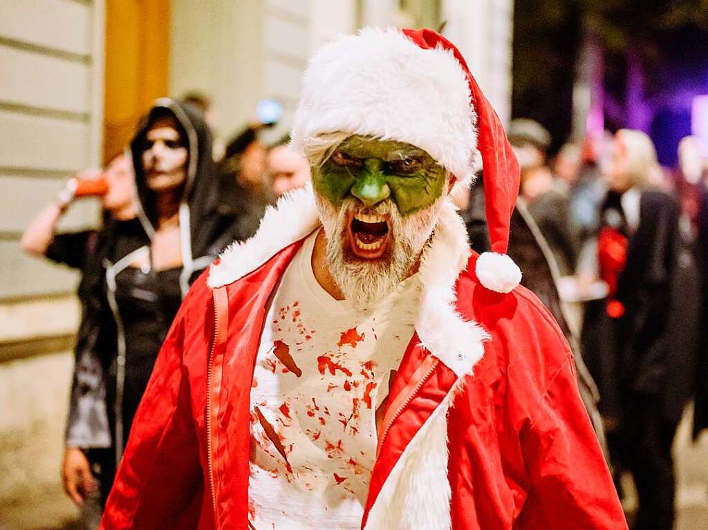 Die Zombies waren am Samstag vor Halloween in Basel los und schlurften vom Gundeli zum Theaterplatz.