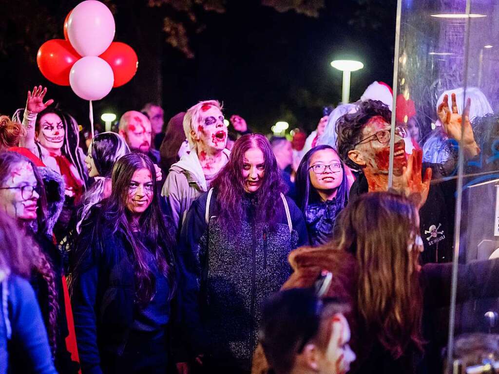 Die Zombies waren am Samstag vor Halloween in Basel los und schlurften vom Gundeli zum Theaterplatz.