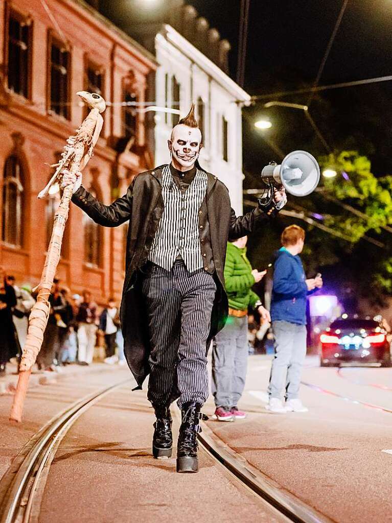 Die Zombies waren am Samstag vor Halloween in Basel los und schlurften vom Gundeli zum Theaterplatz.