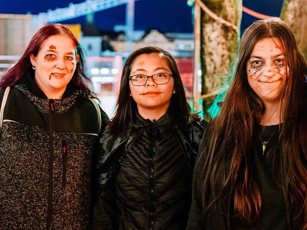 Die Zombies waren am Samstag vor Halloween in Basel los und schlurften vom Gundeli zum Theaterplatz.