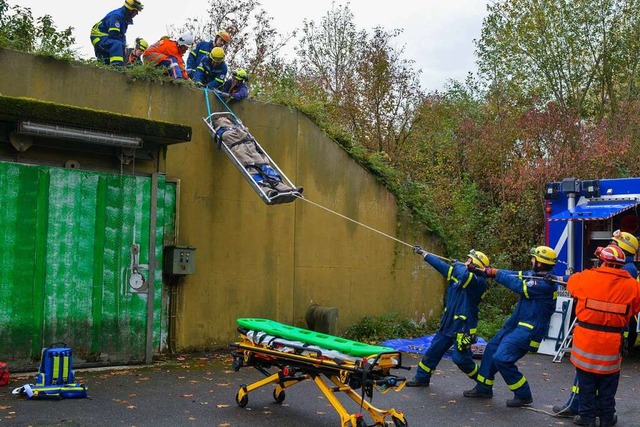 Die Einsatzkrfte ben die Bergung ein...etzten vom Dach eines Munitionsbunkers  | Foto: Einsatz-Report24