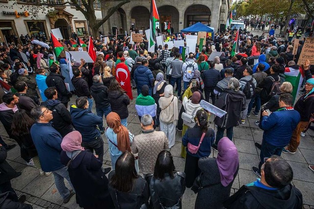 Am Samstag hat in Basel eine Pro-Pals... Schlossplatz in Stuttgart am Sonntag.  | Foto: Christoph Schmidt (dpa)