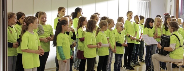 Die Chor-Kids umrahmen die Schulerffn...alischen  Leitung von Annette Hauser.   | Foto: Ruth Seitz