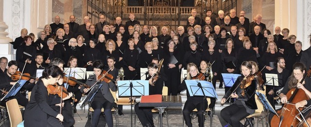 Der Projektchor zusammen mit dem Kammerorchester Dreiklang   | Foto: Thomas Biniossek