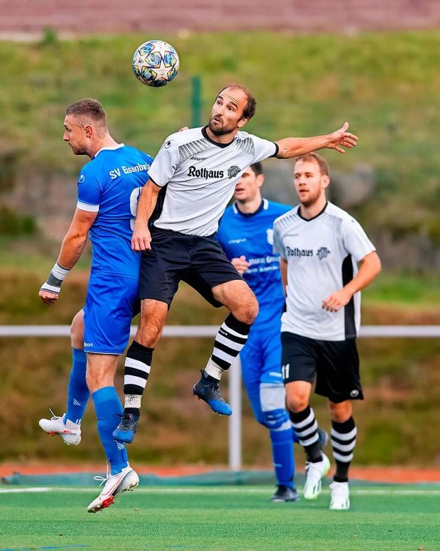 Hohe Sprnge in Eisenbach: Marco Wirbs...l mit Lars Morath vom SV Grafenhausen.  | Foto: Wolfgang Scheu