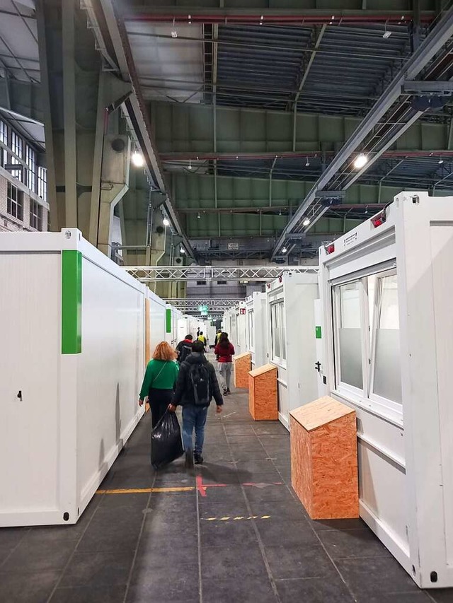 Bewohner der Flchtlingsunterkunft im frheren Flughafen Tempelhof.  | Foto: picture alliance/dpa/Landesamt 