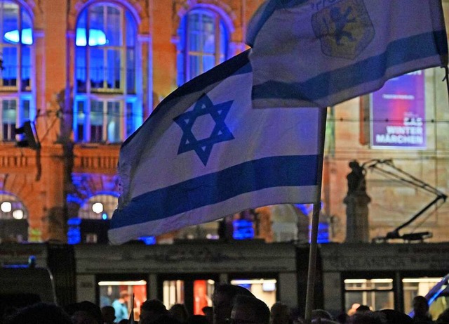 Rund 200 Menschen waren am Sonntagaben...den Platz der Alten Synagoge gekommen.  | Foto: Michael Bamberger