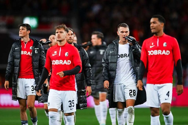 Geschlagen, aber nicht gedemtigt: die Spieler des SC Freiburg nach dem Match.  | Foto: Marius Becker (dpa)