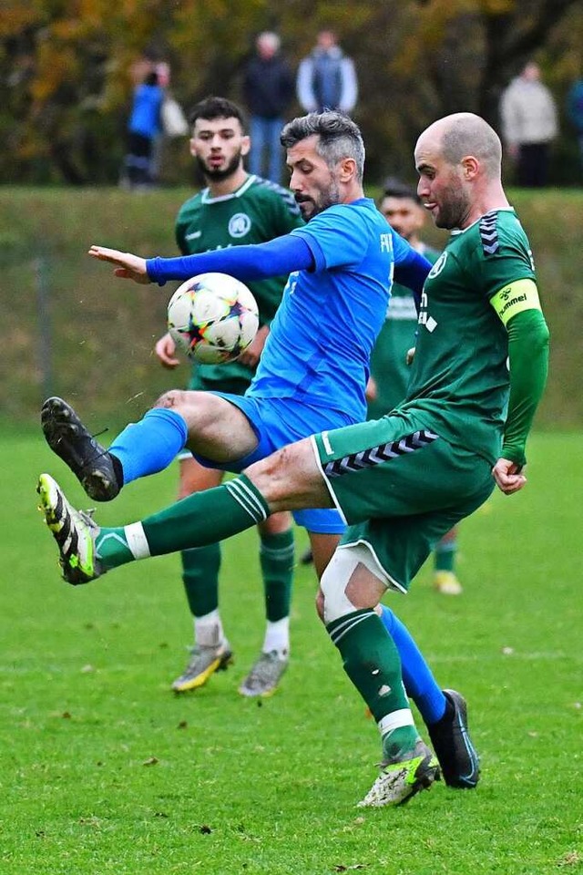 Leidenschaftlich um den Ball kmpfen R...s phasenweise des Guten etwas zu viel.  | Foto: Wolfgang Knstle