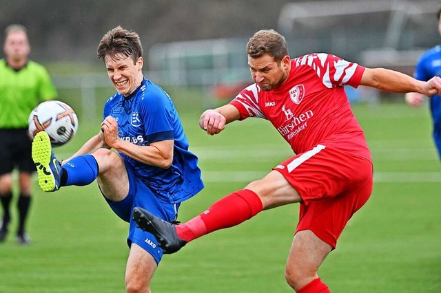 &#8222;Mit dem Fuballspielen aufgehr...r (FCS, rechts) gegen David Asal (TuS)  | Foto: Neithard Schleier