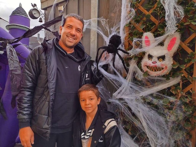 Florian Brinovec und Sohn Finn teilen eine Leidenschaft fr Halloween.  | Foto: Irene Matzarakis