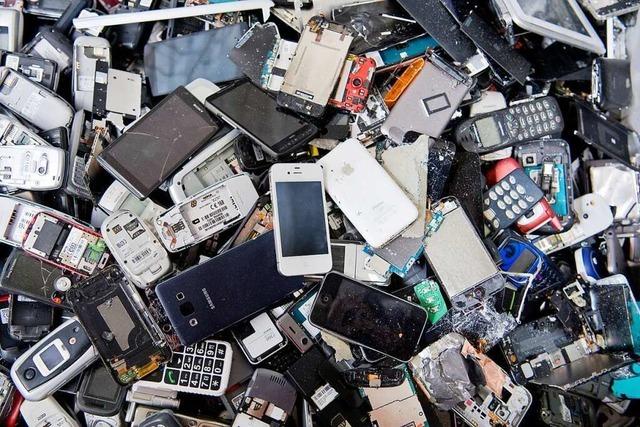 Zu viele alte Handys liegen zuhause in der Schublade
