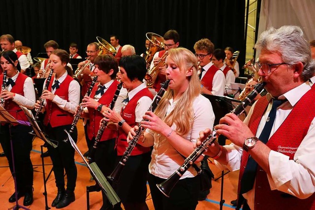 Die Feuerwehrkapelle Wellendingen spielt auf.  | Foto: Martha Weishaar