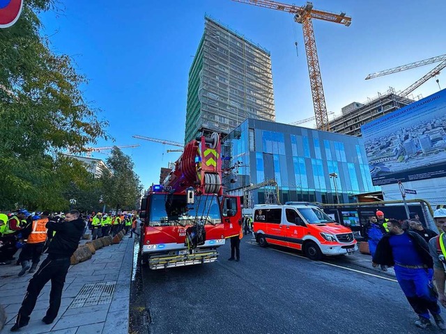 Einsatzfahrzeuge der Feuerwehr stehen ...estorben, sagte ein Feuerwehrsprecher.  | Foto: Steven Hutchings (dpa)