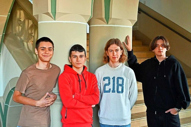 Illia, Oleh, Kyrill, Iwan (von links) im Treppenhaus ihrer Schule  | Foto: Michael Bamberger