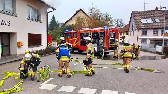 Die Feuerwehr Dettighofen bei der Arbe...et einen drastischen Mitgliedermangel.  | Foto: Albert Moser