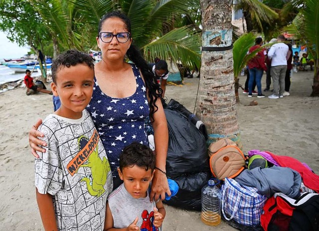 Loren Diaz und ihre Kinder wollen in die USA.  | Foto: Tobias Kufer