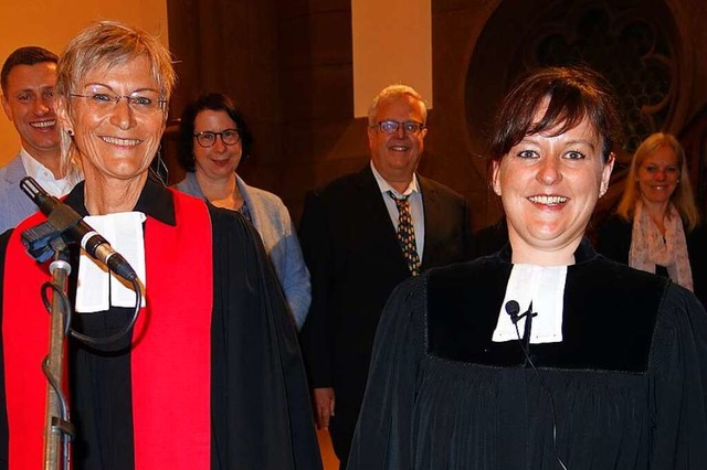 Dekanin Brbel Schfer (links) und Nin...nnung als neue Pfarrerin in Schopfheim  | Foto: Gudrun Gehr