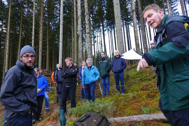 Forstbezirksleiter Alexander Jentsch (...ntersttzte ihn bei den Erluterungen.  | Foto: Stefan Limberger-Andris