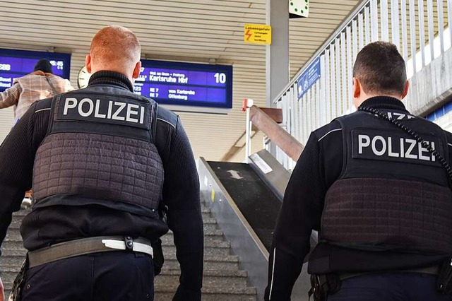 Die Bundespolizei hat gemeinsam mit Sc...e Geldstrafe offen hatte (Symbolfoto).  | Foto: Kathrin Ganter