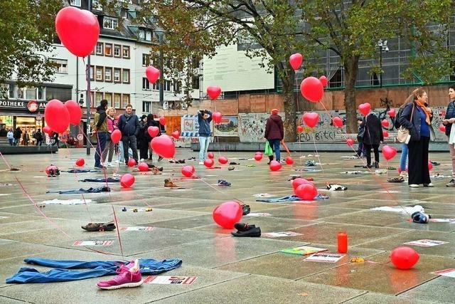 Mehr als 100 Luftballons erinnern in Freiburg an Geiseln der Hamas