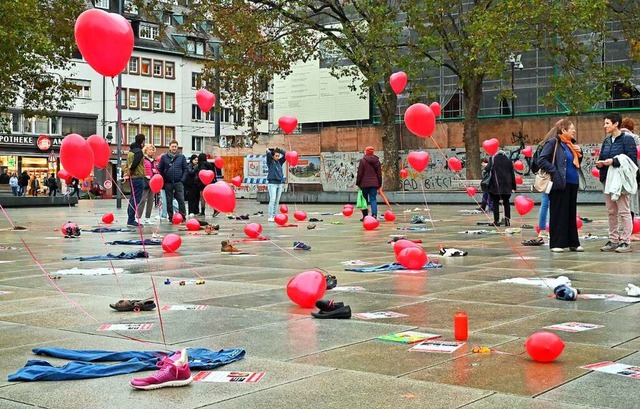 140 Luftballons sollen an die Entfhrten der Hamas erinnern.   | Foto: Michael Bamberger