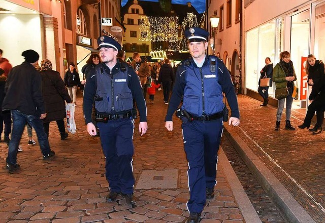 Vollzugsdienst-Mitarbeiter auf Kontrollgang in der Innenstadt.   | Foto: Rita Eggstein