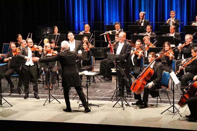 Dirigent Dan Ettinger und die Stuttgar...im Parktheater ein glnzendes Konzert.  | Foto: Juliana Eiland-Jung
