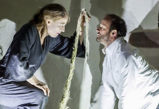 Sybille Denker und Martin Wangler in &#8222;Der Ackermann und der Tod&#8220;  | Foto: Wangler