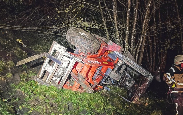 Um den Fahrer zu bergen, untersttzte ...gsflugwacht die Waldkircher Bergwacht.  | Foto: Bergwacht Waldkirch