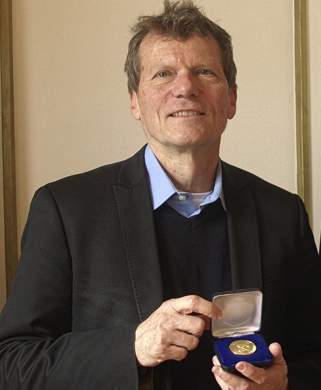 Hartmut Rosa  erhielt die Goldmedaille des Landkreises  verliehen.  | Foto: Karin Stckl-Steinebrunner