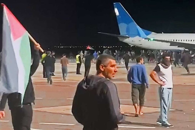 Dieser Fotoausschnitt aus einem Telegr...en Mob am Flughafen von Machatschkala.  | Foto: - (AFP)