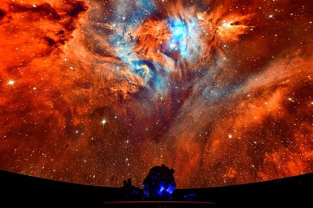 Der Projektor im Planetarium wirft einen Galaxiennebel an die Leinwand.  | Foto: Ingo Schneider