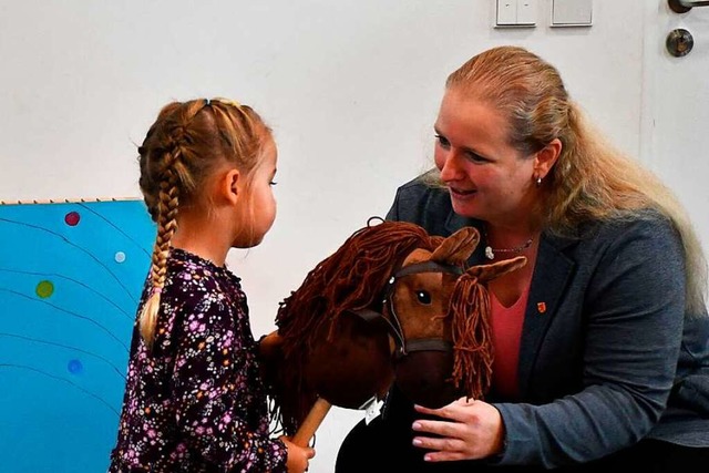 Brgermeisterin Kristin Schippmann be... der Stadt ein kleines Spielpferdchen.  | Foto: Heinz und Monika Vollmar