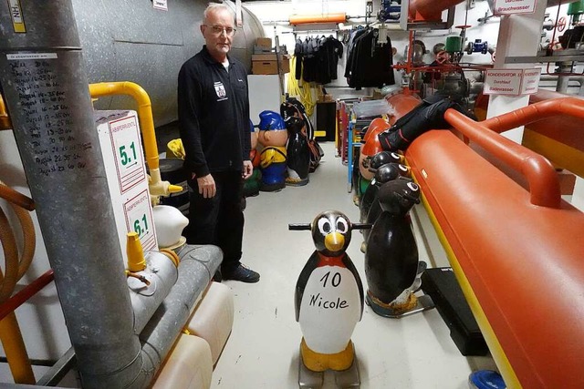 Eismeister Hubert Matt freut sich auf ...aschinenraum in die Eishalle gebracht.  | Foto: Hans-Jrgen Sackmann