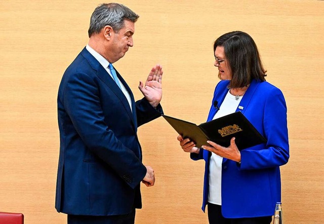 Markus Sder leistet nach seiner Wiederwahl den Amtseid ab.  | Foto: KERSTIN JOENSSON (AFP)