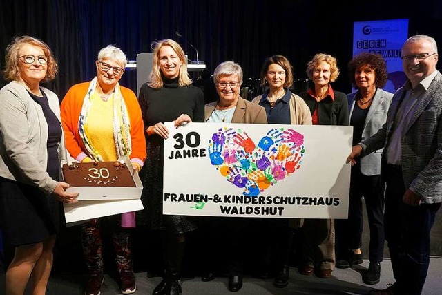 30 Jahre fr Frauen da: Margarete Weh-...nd Sozialdezernent Ulrich Friedlmeier.  | Foto: Ursula Freudig
