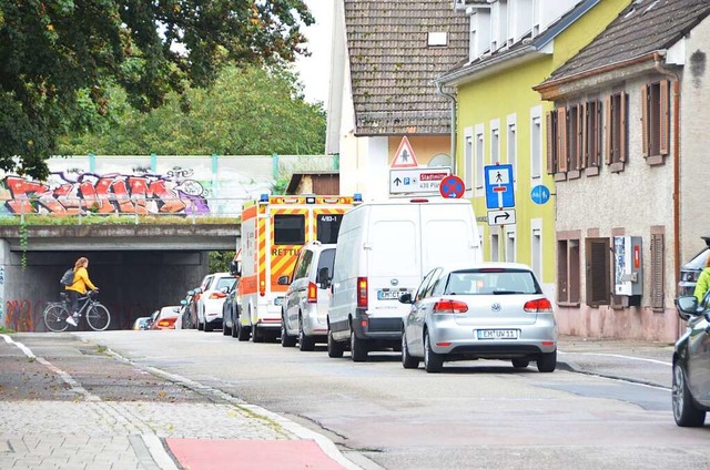 Rckstau in der Elzstrae in Emmendingen  | Foto: Michael Strter