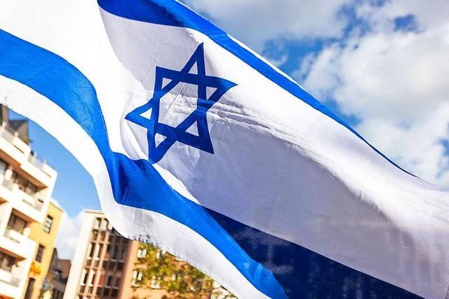 Unbekannte bewerfen Israel-Flagge in Wyhlen mit roter Flüssigkeit